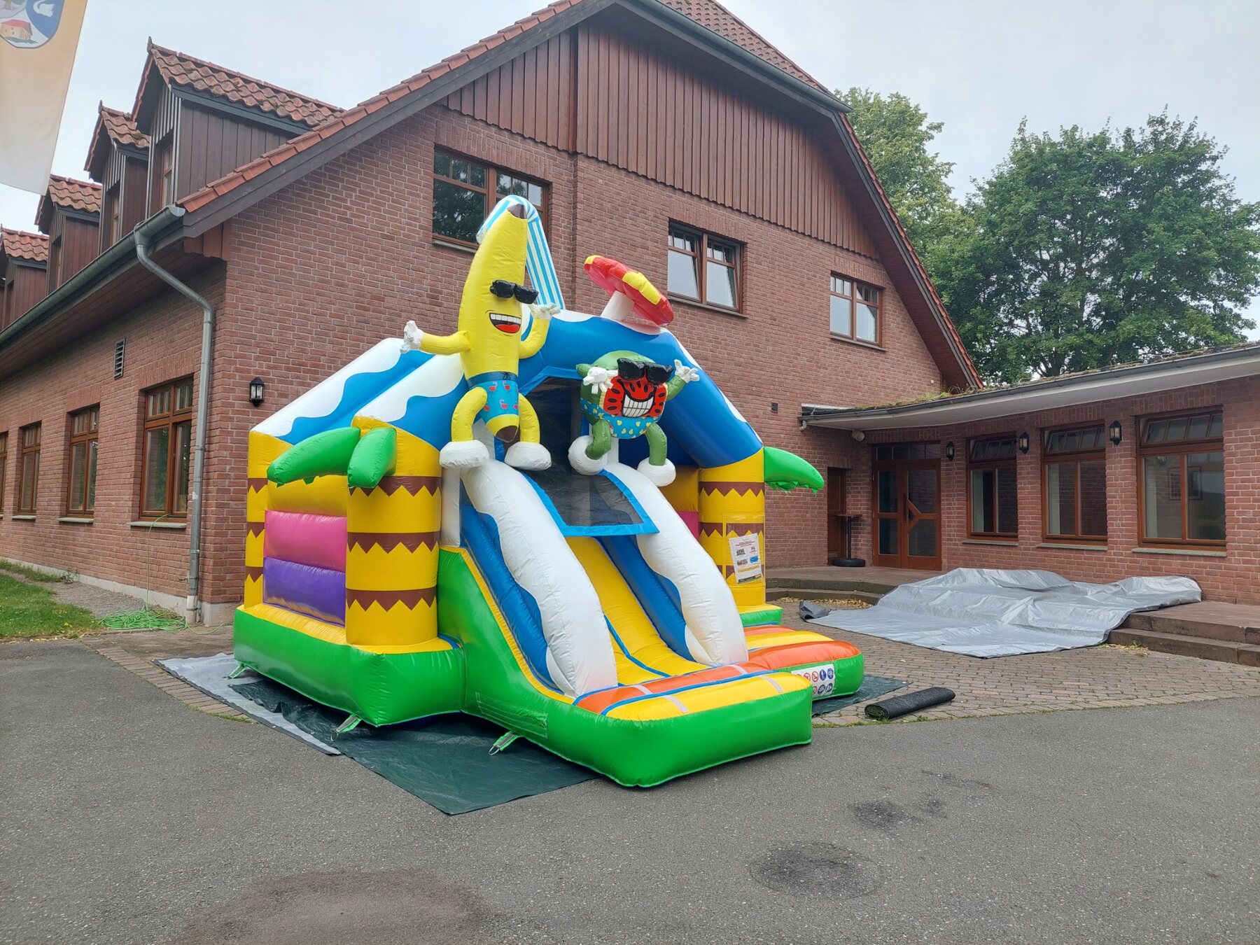 Große Sommerhüpfburg